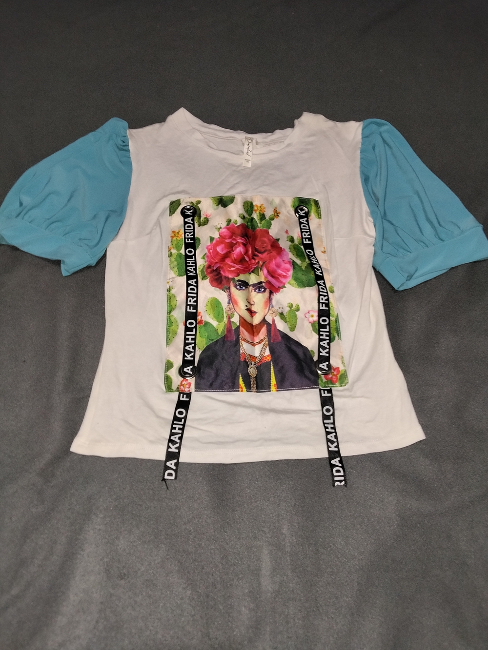 Source Unknown White Tee with Blue Puff Sleeves and Frida Graphic